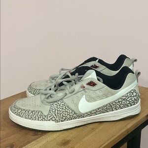 Nike Men's Sneakers in Gray and White with Pattern